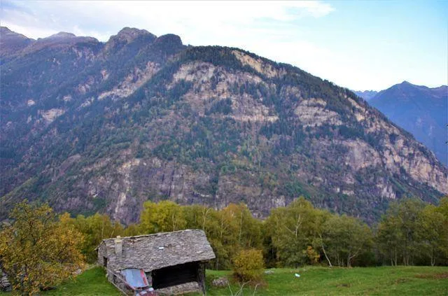 Rustico zum Ausbauen mit grossem Garten an sehr sonniger, ruhiger A... – Foto 23 von 28