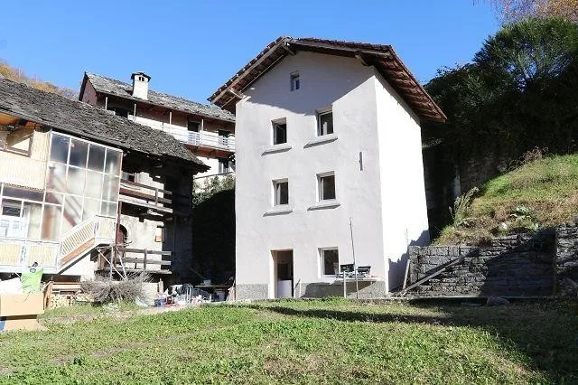 4-Zimmer-Haus mit Garten und Rustico zum Ausbauen /   Casa di 4 loc...