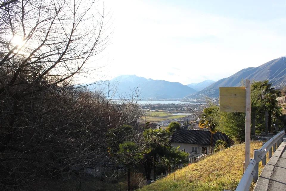 Terreno edificabile di 668m2 e 369 m2 parte bosco /Baulandgrundstüc...
