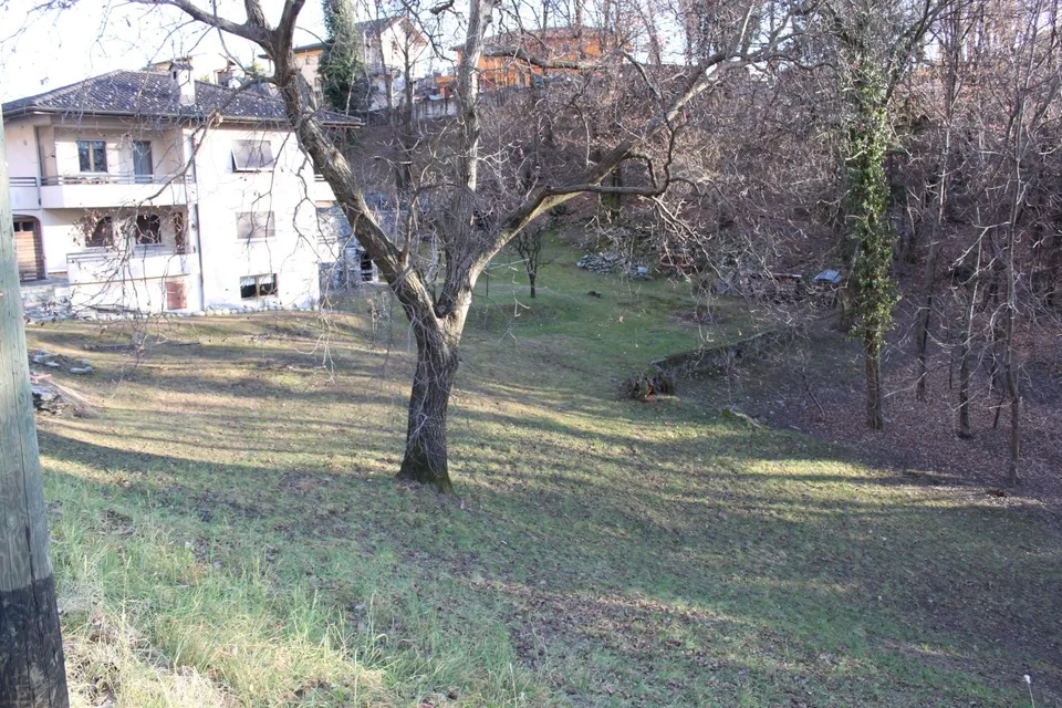Terreno edificabile di 668m2 e 369 m2 parte bosco /Baulandgrundstüc...