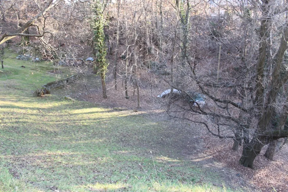 Terreno edificabile di 668m2 e 369 m2 parte bosco /Baulandgrundstüc...