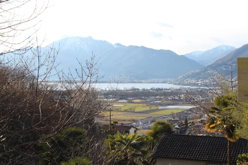 Terreno edificabile di 668m2 e 369 m2 parte bosco /Baulandgrundstüc...