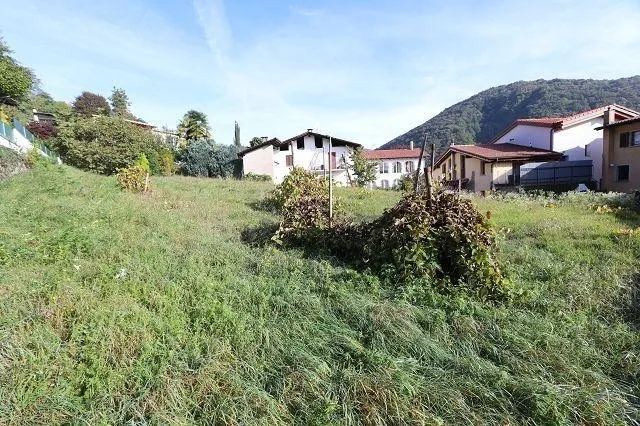 Bauland von 751 m2 mit bewilligtem Bauprojekt für zwei Häuser / ter...