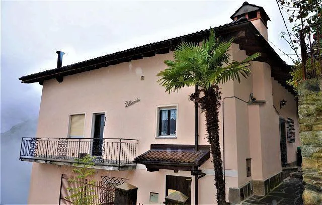 Casa bifamiliare in Italia con grande giardino / 2-Familienhaus in ...