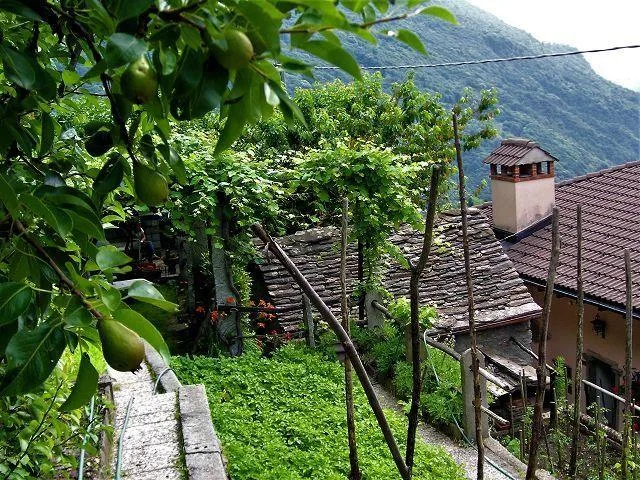 Casa bifamiliare in Italia con grande giardino / 2-Familienhaus in ... – Foto 29 von 30
