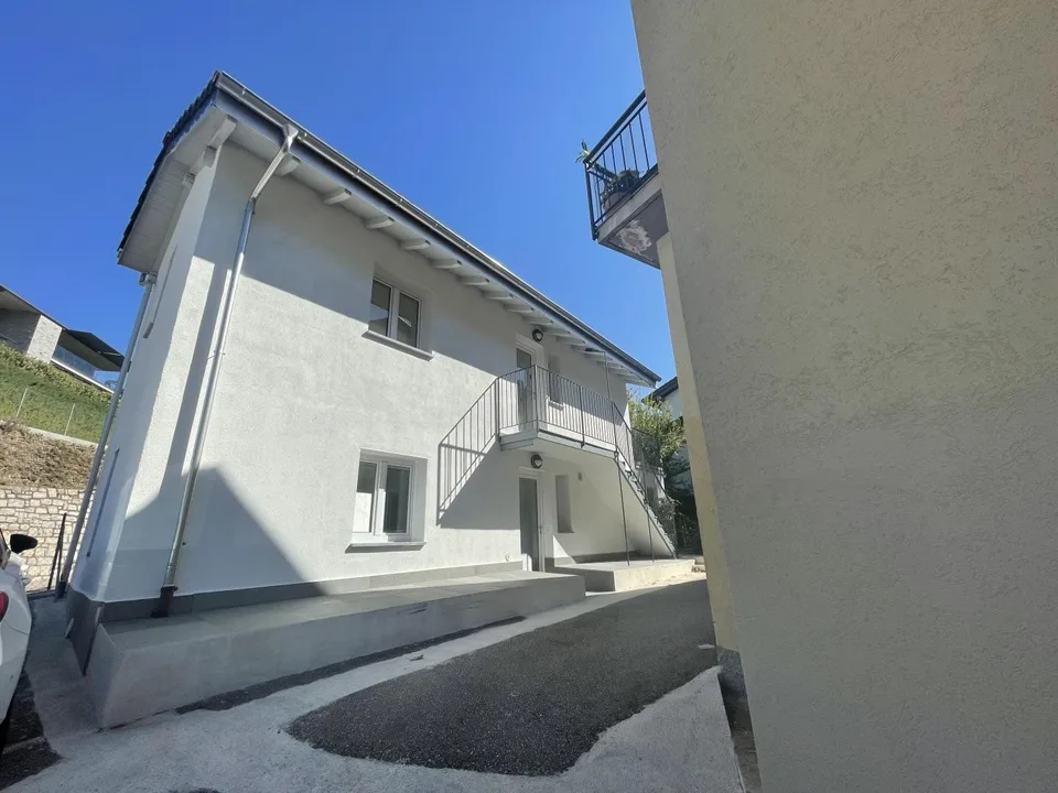 Zweifamilienhaus mit zwei Studios mit zwei Parkplätzen in strategis...