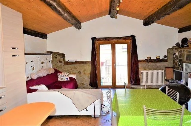 Bel rustico di 2 1/2 locali nel nucleo con giardino e pergola / sch...