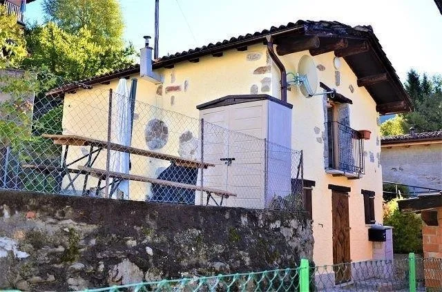 Bel rustico di 2 1/2 locali nel nucleo con giardino e pergola / sch...