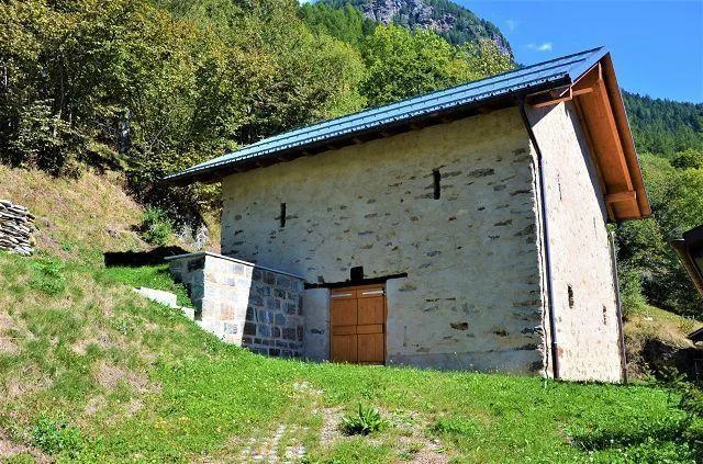 Bel rustico di 2 piani parzialmente ristrutturato con grande terren...