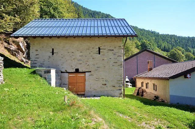 Bel rustico di 2 piani parzialmente ristrutturato con grande terren...