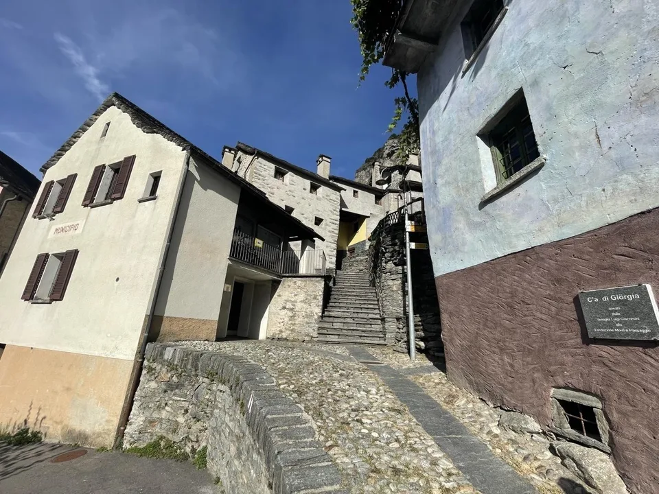 Rustikales Haus zum Renovieren auf drei Etagen im Dorfzentrum von B... – Foto 14 von 16