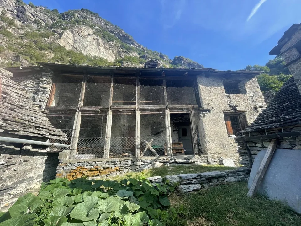 Rustikales Haus zum Renovieren auf drei Etagen im Dorfzentrum von B... – Foto 7 von 16