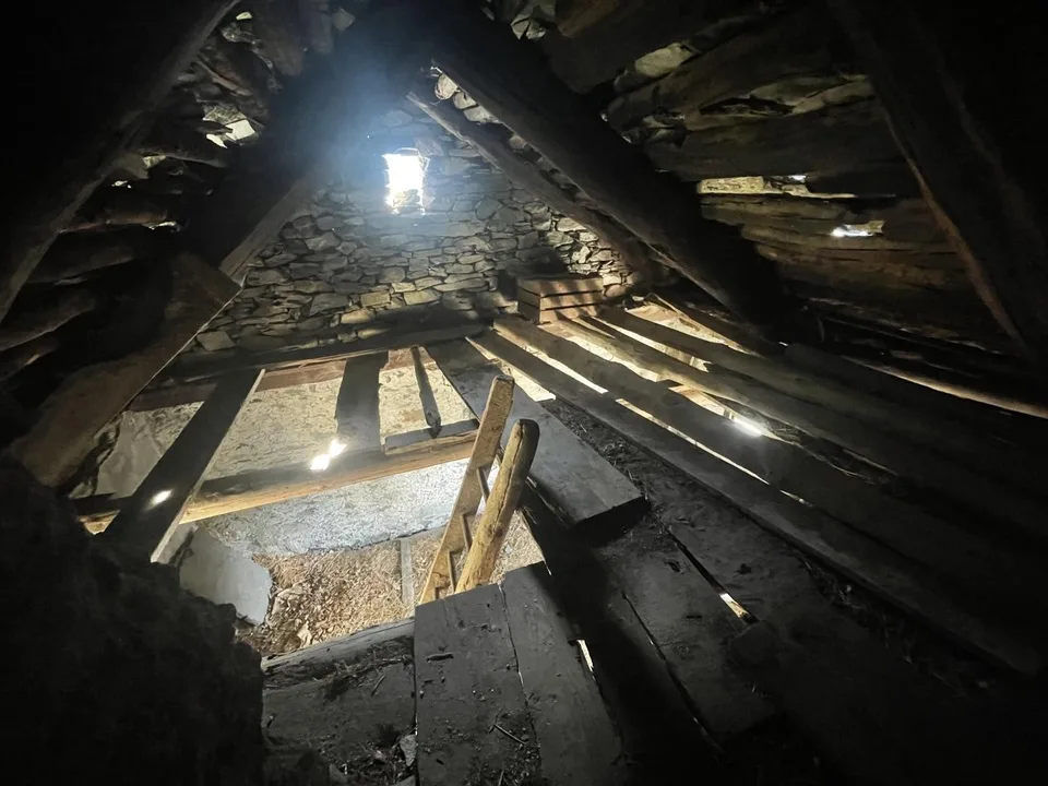 Rustikales Haus zum Renovieren auf drei Etagen im Dorfzentrum von B... – Foto 9 von 16