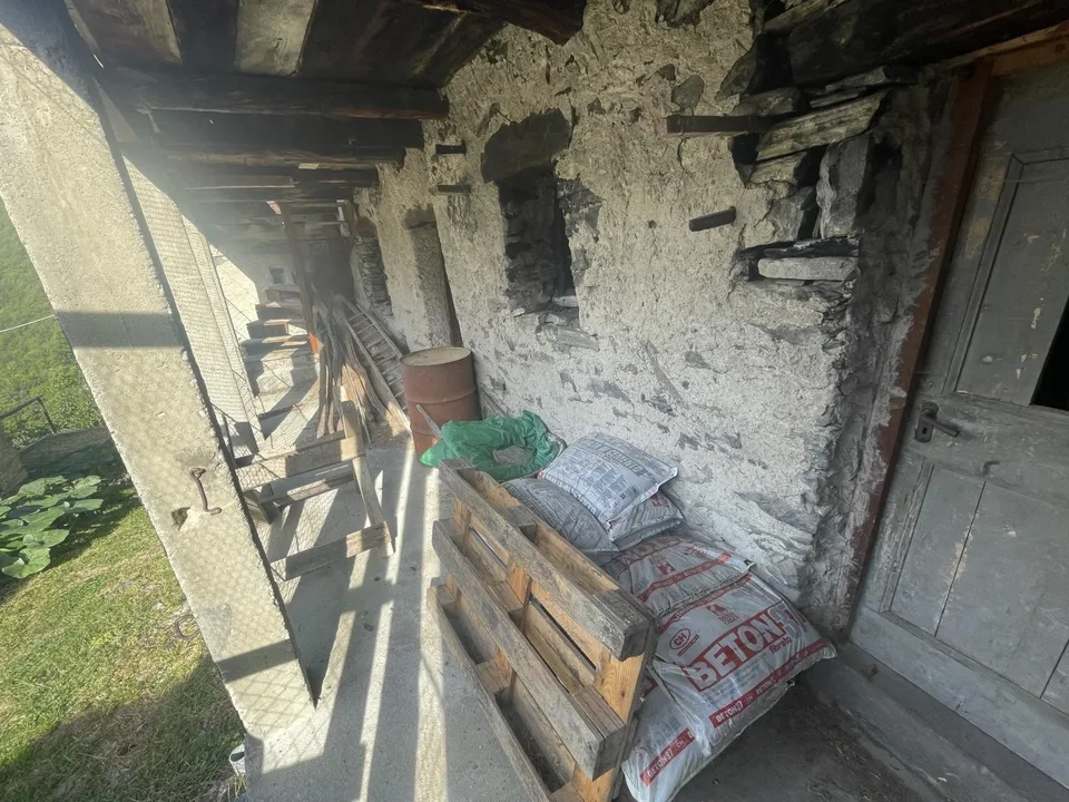 Rustikales Haus zum Renovieren auf drei Etagen im Dorfzentrum von B...