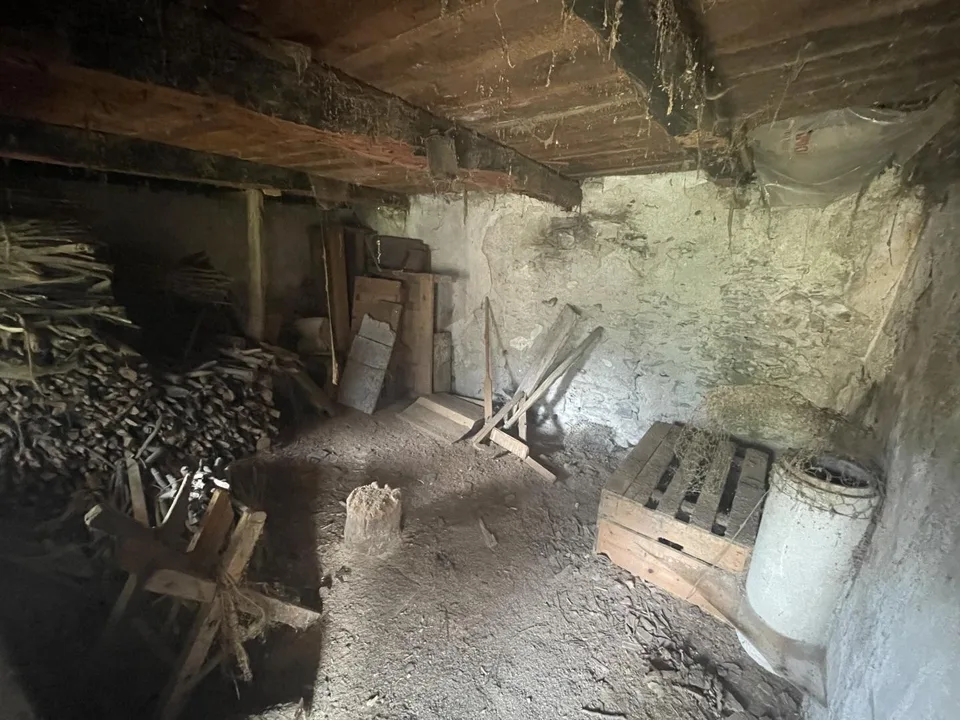 Rustikales Haus zum Renovieren auf drei Etagen im Dorfzentrum von B...