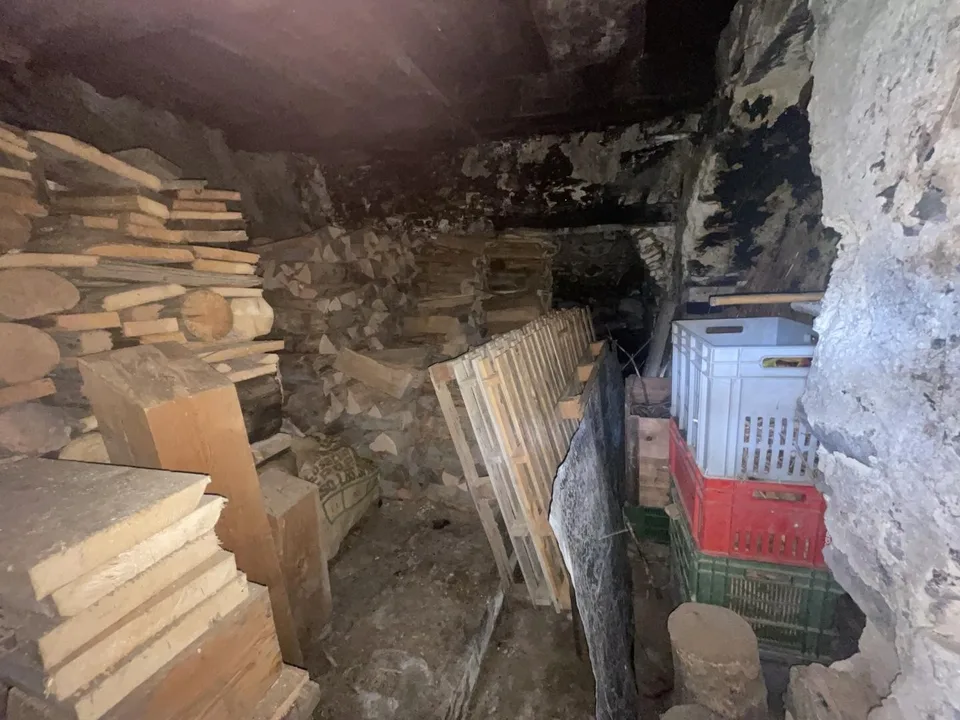 Rustikales Haus zum Renovieren auf drei Etagen im Dorfzentrum von B...