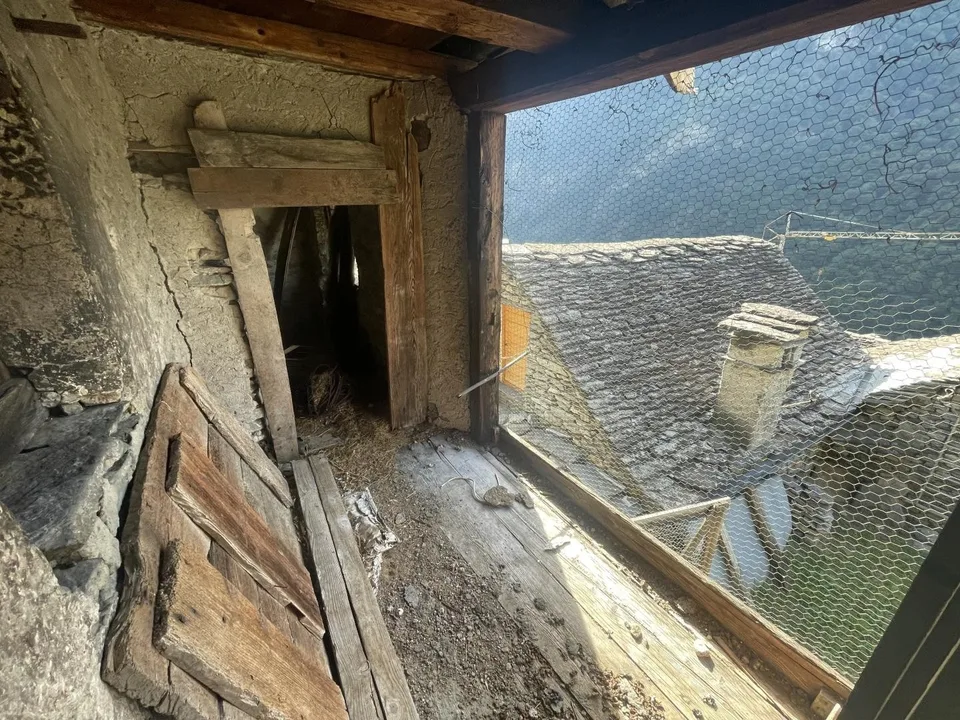 Rustikales Haus zum Renovieren auf drei Etagen im Dorfzentrum von B...