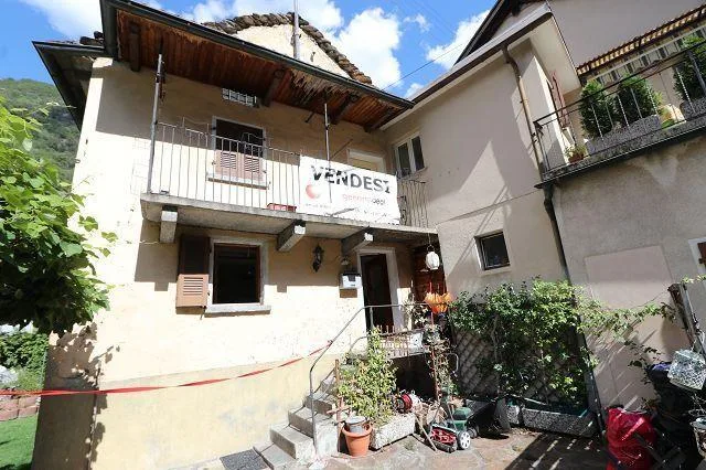 2-Familienhaus mit schönem Aussenbereich / casa bifamilare con gran...