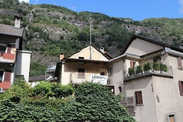 2-Familienhaus mit schönem Aussenbereich / casa bifamilare con gran...