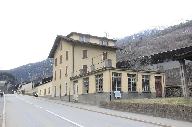 3-Familienhaus mit 4-Zi-Wohnungen und 2 Lagergebäuden / casa con 3 ...