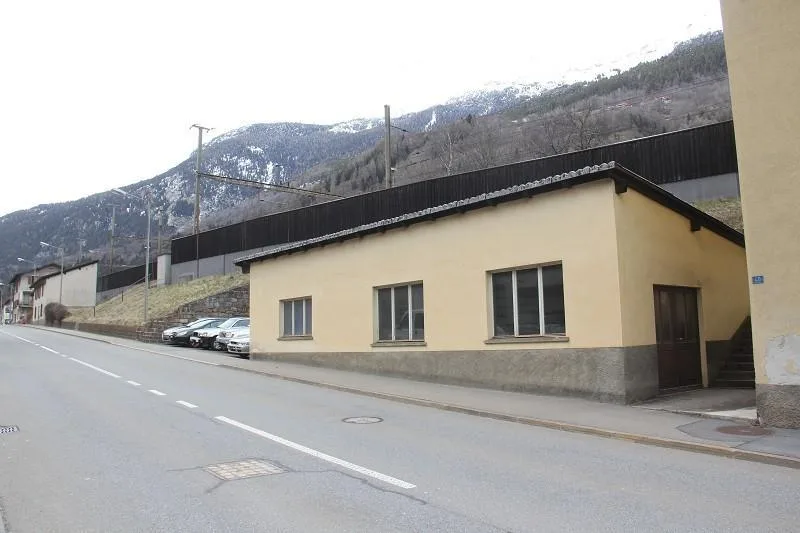 3-Familienhaus mit 4-Zi-Wohnungen und 2 Lagergebäuden / casa con 3 ... – Foto 11 von 11