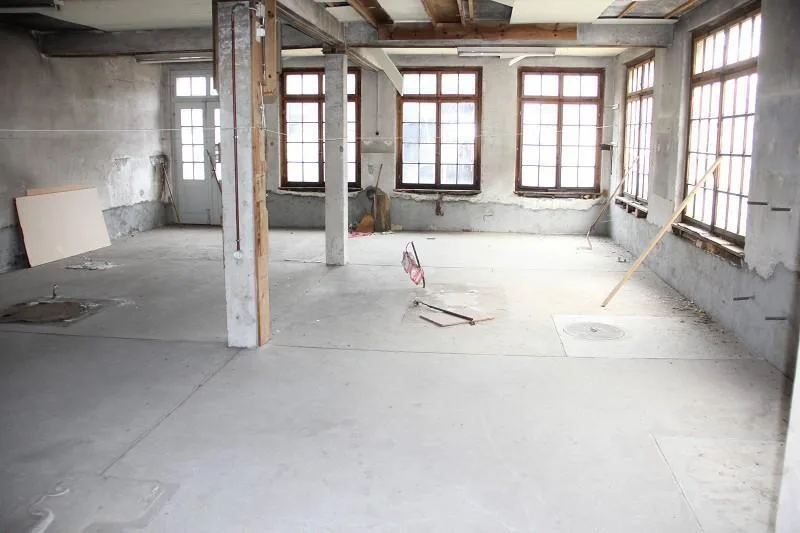 3-Familienhaus mit 4-Zi-Wohnungen und 2 Lagergebäuden / casa con 3 ...