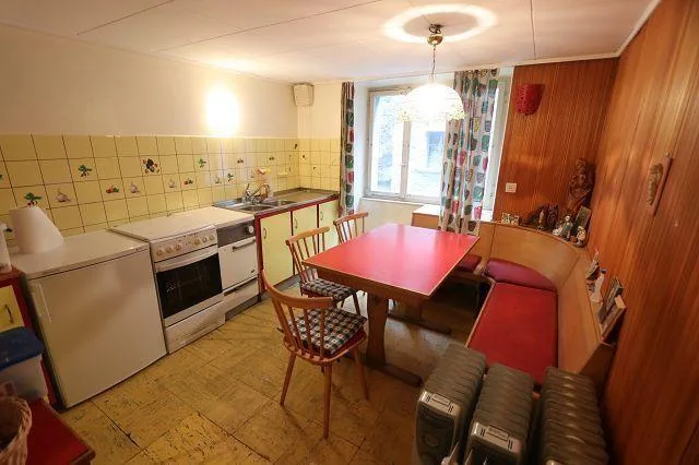 Tessinerhaus mit 3 grossen Wohnungen und Laden / casa con tre grand...