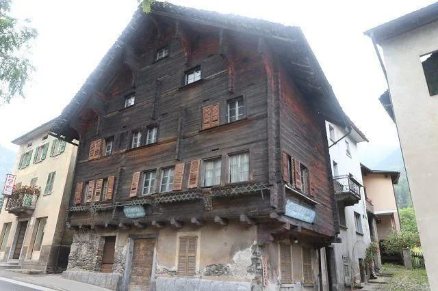 Tessinerhaus mit 3 grossen Wohnungen und Laden / casa con tre grand...