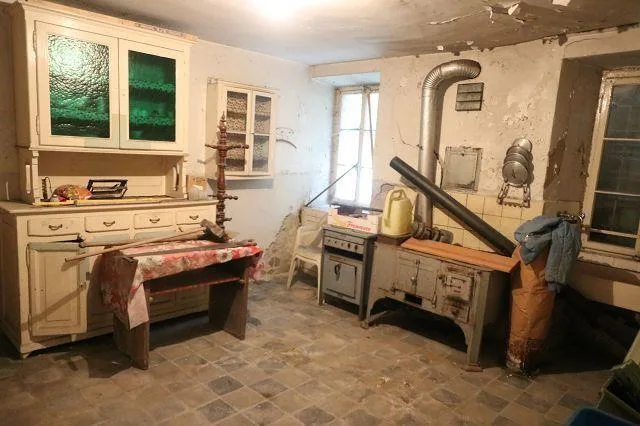 Tessinerhaus mit 3 grossen Wohnungen und Laden / casa con tre grand...