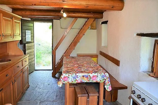 Bel rustico di 2,5 loc. di montagna con giardino e splendida vista ...