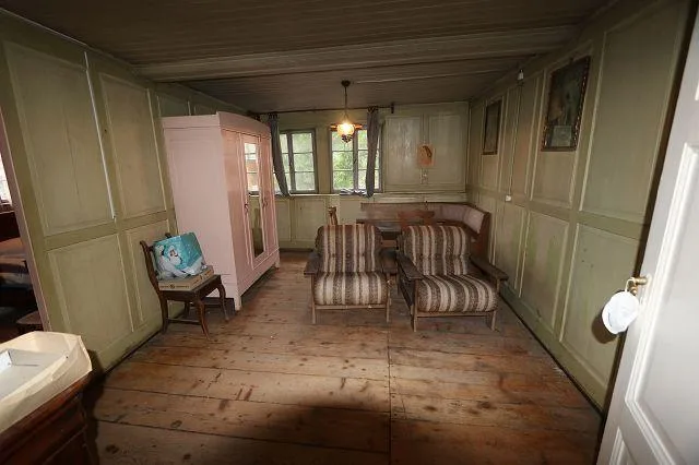 Tessinerhaus mit 3 grossen Wohnungen und Laden / casa con tre grand...