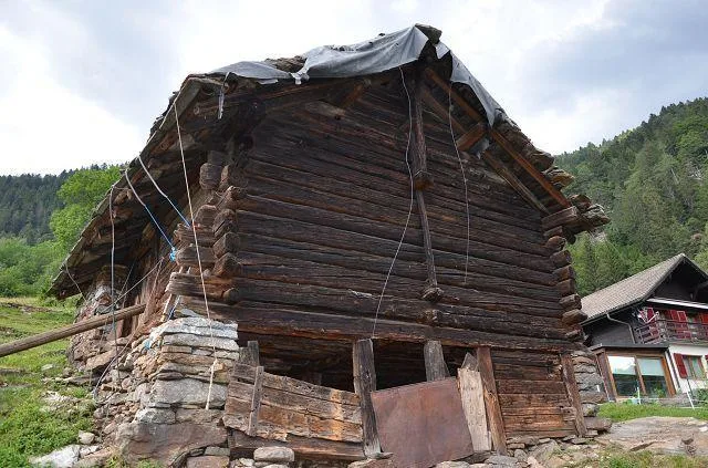 Grande rustico da ristrutturare con terreno molto soleggiata e pano...