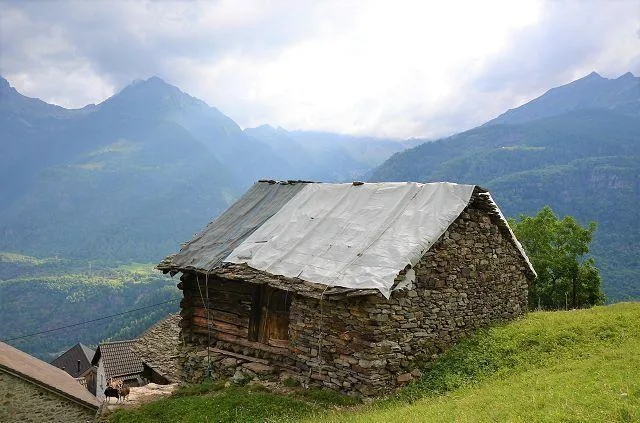 Grande rustico da ristrutturare con terreno molto soleggiata e pano...