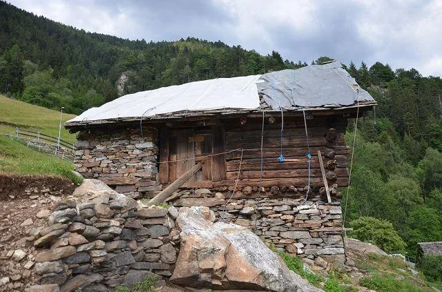 Grande rustico da ristrutturare con terreno molto soleggiata e pano...