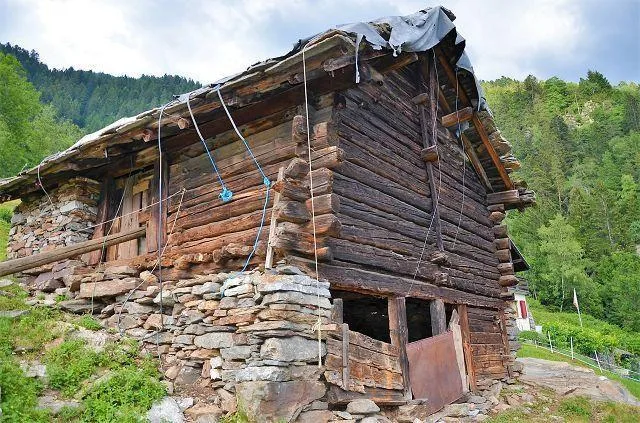 Grande rustico da ristrutturare con terreno molto soleggiata e pano...