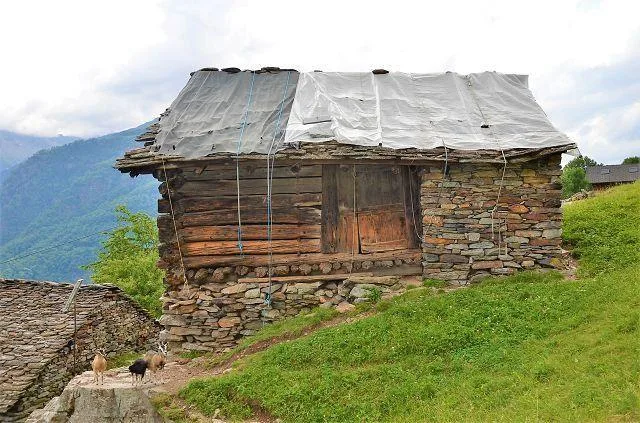 Grande rustico da ristrutturare con terreno molto soleggiata e pano...
