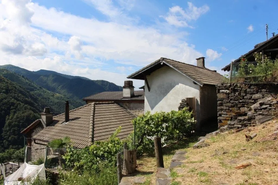 5.5 Zimmer-Tessinerhaus mit Garten und Aussicht Casa ticinese con 5...
