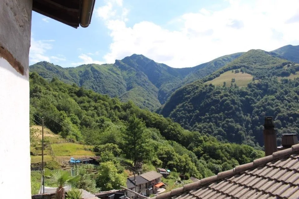 5.5 Zimmer-Tessinerhaus mit Garten und Aussicht Casa ticinese con 5...