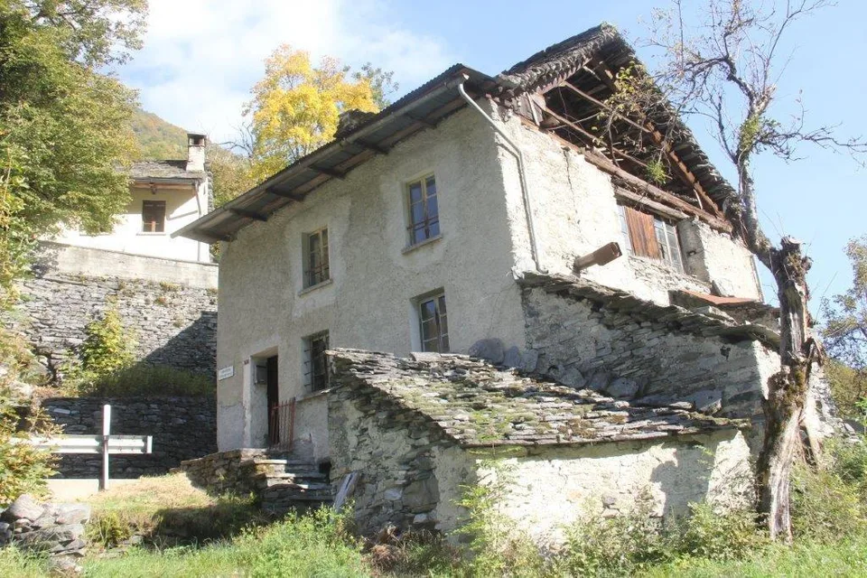 Grande rustico/casa con posteggi e terreno