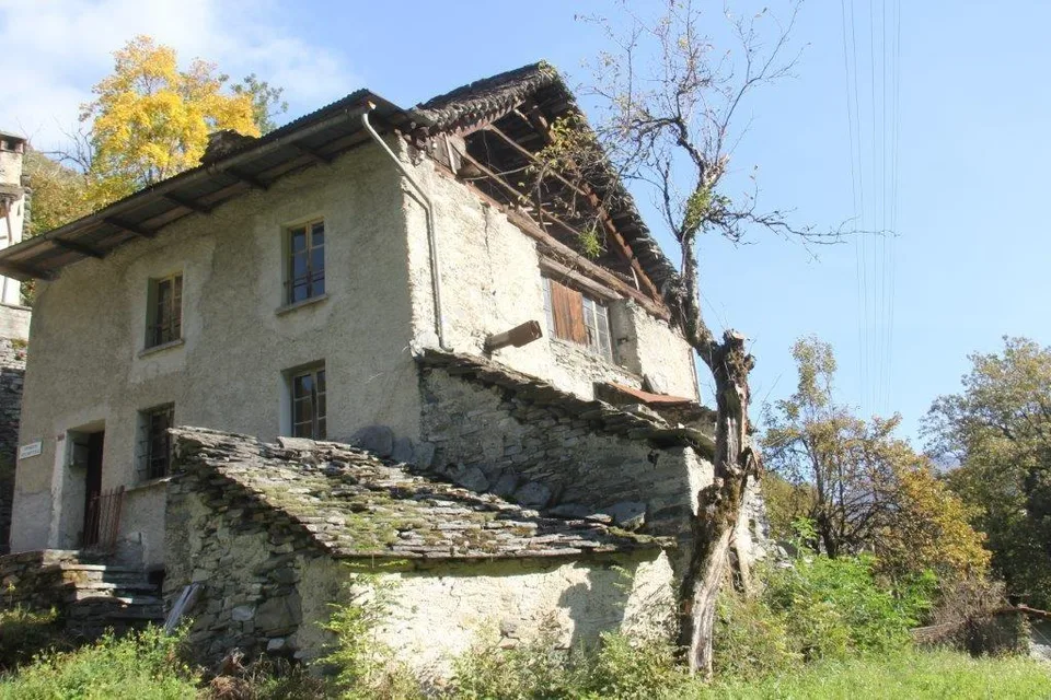 Grande rustico/casa con posteggi e terreno