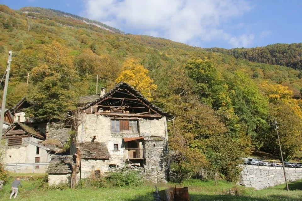 Grande rustico/casa con posteggi e terreno