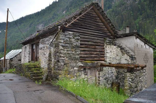2 Rustico zum Ausbauen mit Garten / 2 rustici con giardino da ristr...