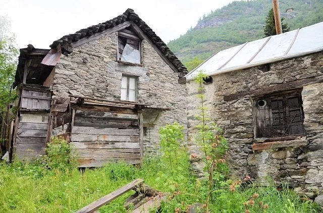 2 Rustico zum Ausbauen mit Garten / 2 rustici con giardino da ristr...