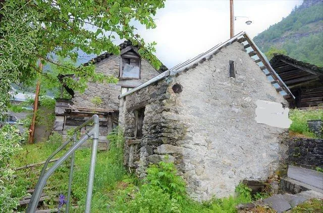 2 Rustico zum Ausbauen mit Garten / 2 rustici con giardino da ristr...