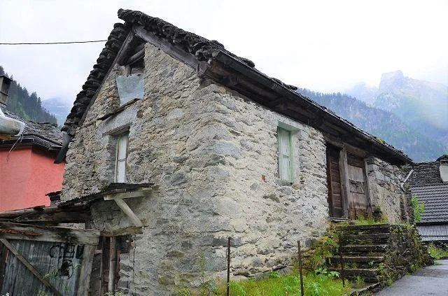 2 Rustico zum Ausbauen mit Garten / 2 rustici con giardino da ristr...