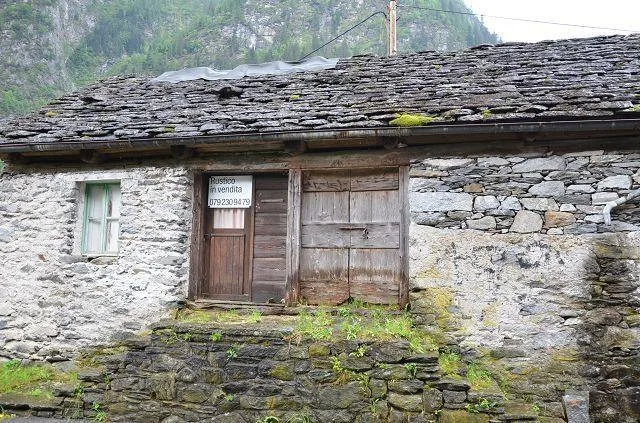 2 Rustico zum Ausbauen mit Garten / 2 rustici con giardino da ristr...