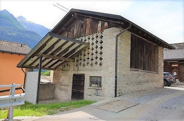 Großer zu renovierender Stall mit Pergola sonnig, ruhig mit schöner...