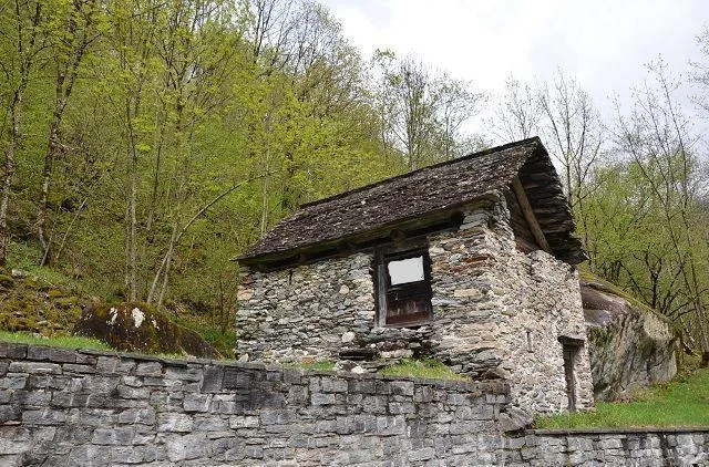 2-st.Rustico zum renovieren in der Natur mit grossem Waldgebiet /Ru...