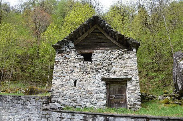 2-st.Rustico zum renovieren in der Natur mit grossem Waldgebiet /Ru...