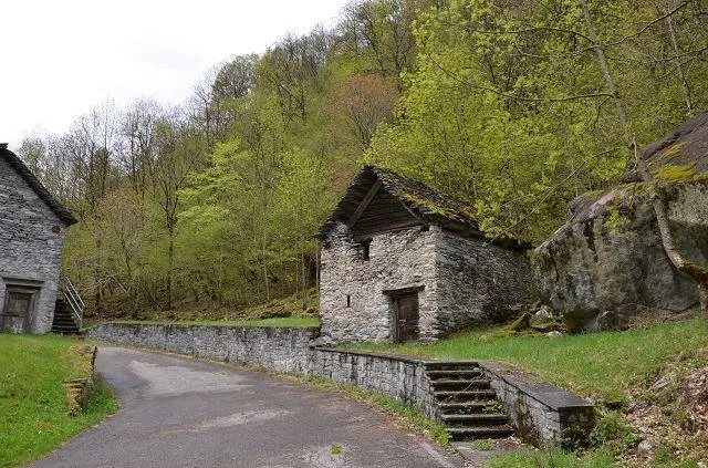 2-st.Rustico zum renovieren in der Natur mit grossem Waldgebiet /Ru...